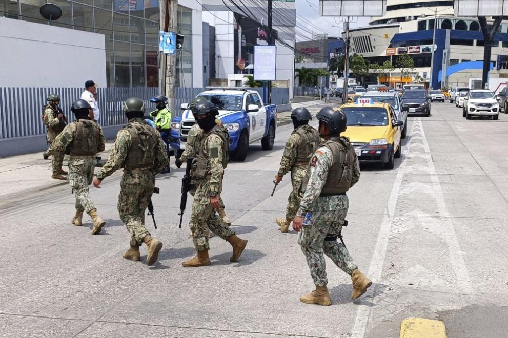 Над четиридесет заложници, държани от разбунтували се еквадорски затворници, бяха