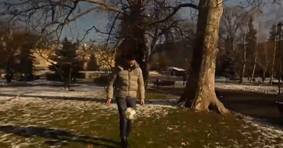 Навън е студено, но един млад мъж се опитва да