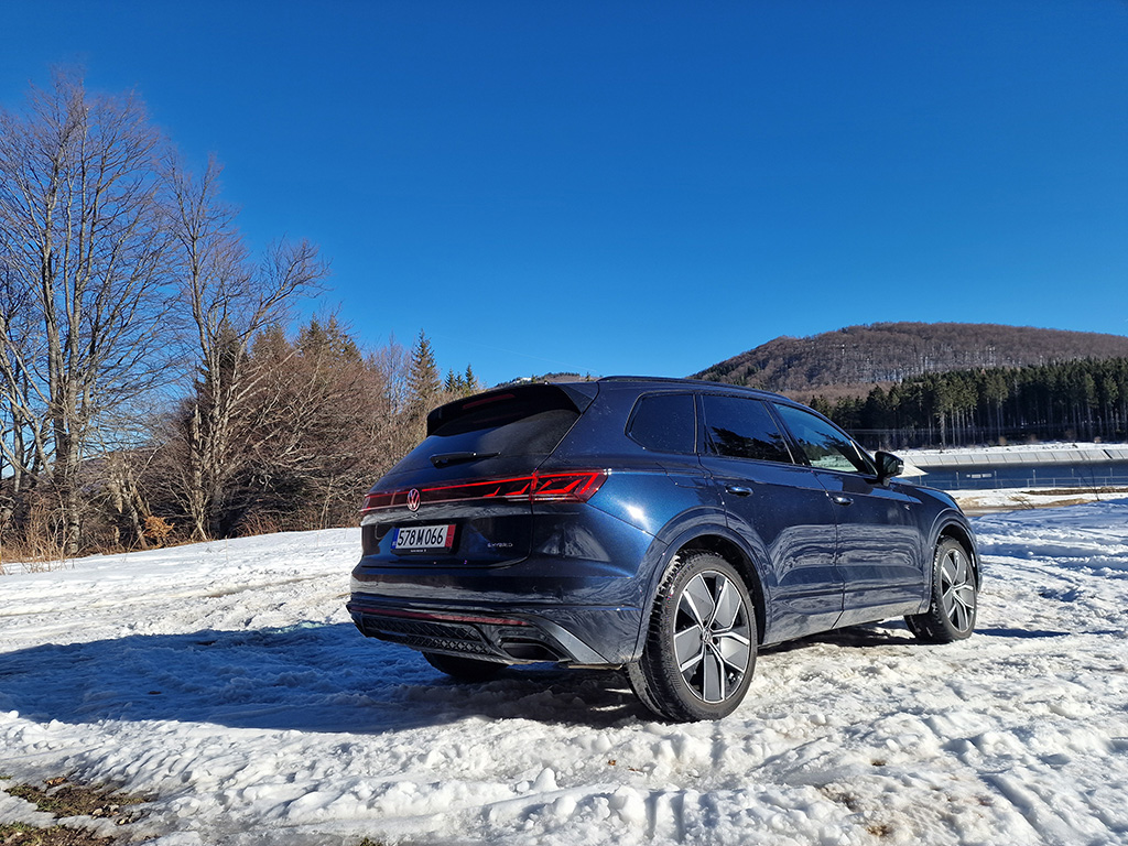 Сега Touareg наистина се доближава плътно до Audi Q7 или Porsche Cayenne, тъй като за пръв път предлага плъг-ин хибридното задвижване, което го има дори и в Bentley Bentayga. Благодарение на него, Touareg R може да се окичи с горната титла