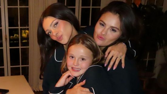 Selena Gomez организира пижамено парти за най-добрата си приятелка Nicola Peltz
