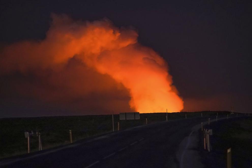 Активизиралият се вулкан в югозападната част на Исландия продължи и