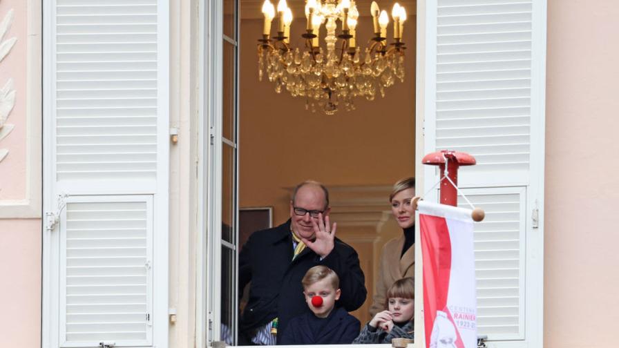 Сладък семеен момент: Принцът и принцесата на Монако на открит цирк с близнаците