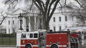 Обаждане на спешния телефон 911 че Белият дом гори вдигна