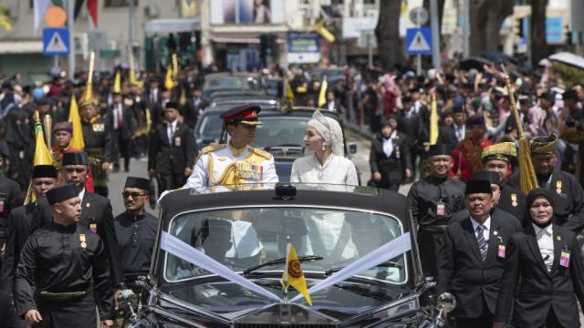 Бруней - лукс, петрол, шериат и 10-дневни кралски сватби (СНИМКИ)