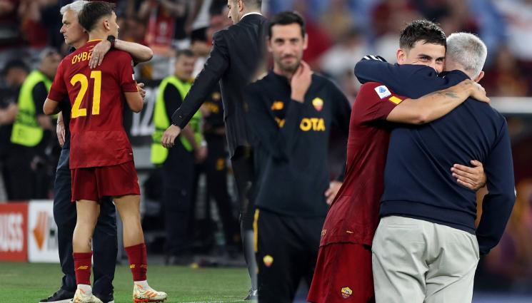 Дибала Моуриньо Рома - Момче от класа: Пауло Дибала изпрати подобаващо Моуриньо