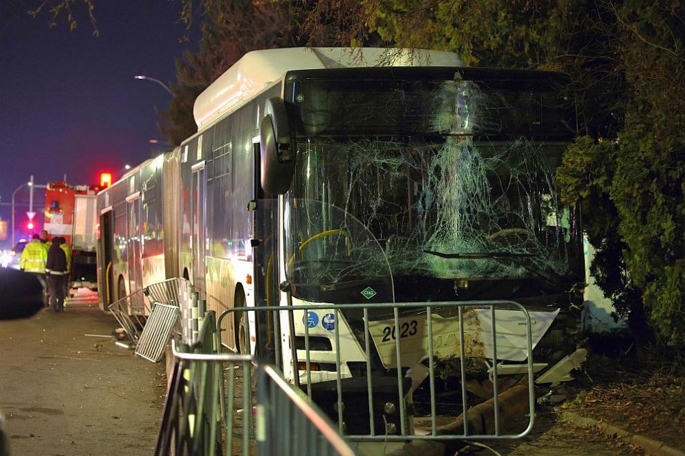 Четирима души са ранени при катастрофа между автобус на градския