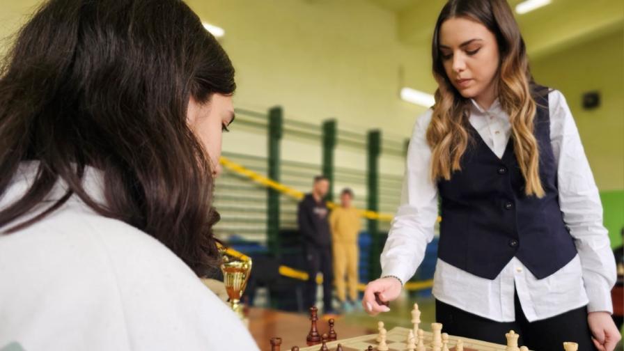 Нургюл Салимова игра блиц шах с ученици от столичното 31-во училище