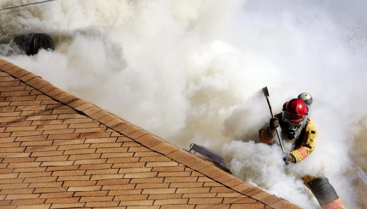 пожар - Пожар пламна в училище - евакуират децата