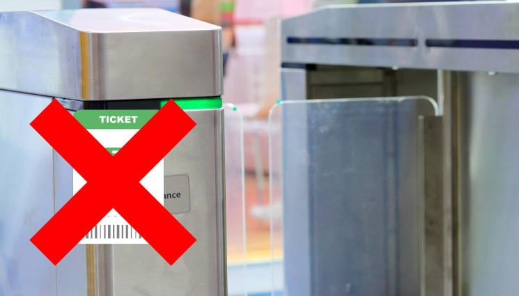 метро без билет - МЯТА СЕ КАТО РИБА НА СУХО: Жена се заклещи на вратите на метро, опитала да мине под тях (ВИДЕО)