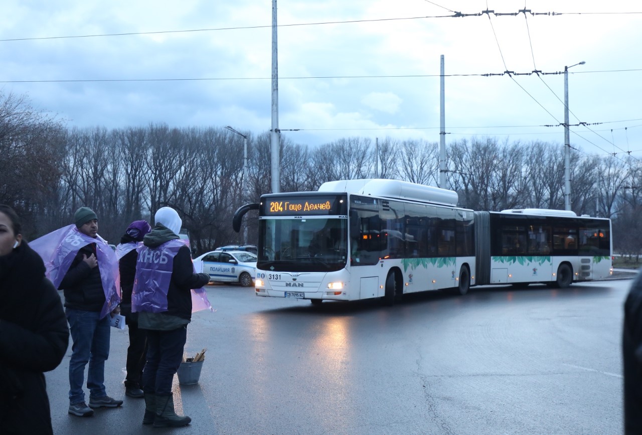 <p>Работещи в градския транспорт в София излязоха рано тази сутрин на протестна акция.Недоволните служители се събраха първоначално на последната спирка на линии 4, 88, 204, 304, 384 и H4, която се намира в ж.к. &bdquo;Дружба&ldquo; 2.</p>