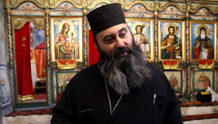 Отец Николай - ЧУДЕСА И ВЯРА: Отец Николай от храма „Свети Антоний“ в Мелник: Сложих нови вериги за връзване на обсебените