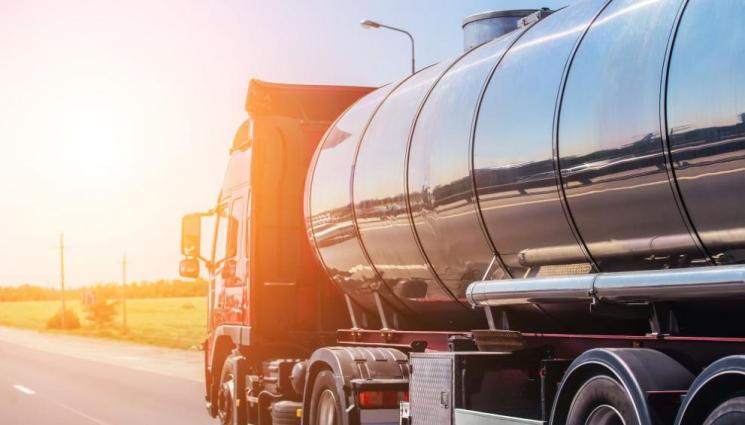 цистерна - Цистерна излезе от пътя, паднала в канавка