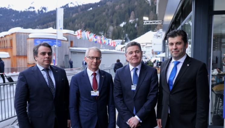 d - Денков, Петков и Василев: Българите не бива да се страхуват от еврото, целта е да сме в еврозоната на 1 януари 2025 г.