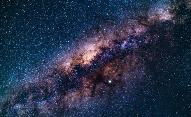 Телескопът „Хъбъл” засне сблъсък и сливане на галактики (СНИМКА)