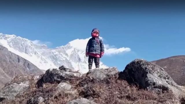 4-годишно момиче постави световен рекорд, стигайки до базовия лагер на Еверест (СНИМКИ/ВИДЕО)