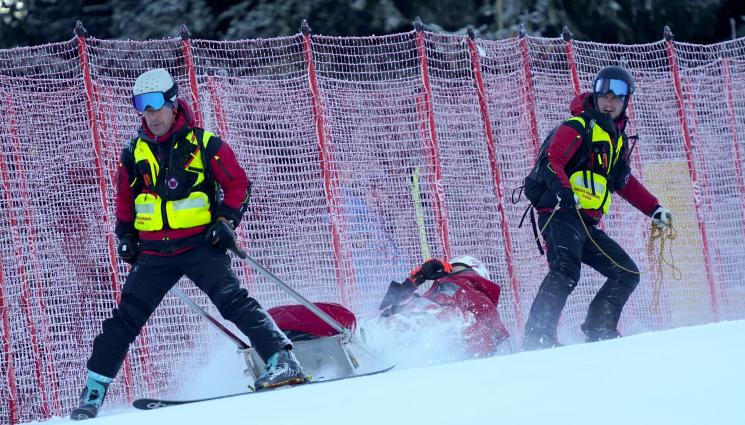 ски алпийски жени - САКАТЛЪКЪТ ПРОДЪЛЖАВА: И Петра Влъхова се преби, вдигнаха я с хеликоптер от родната писта в Словакия