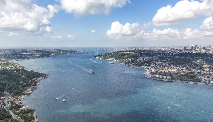 Босфор - Повреден танкер спря движението през Босфора!