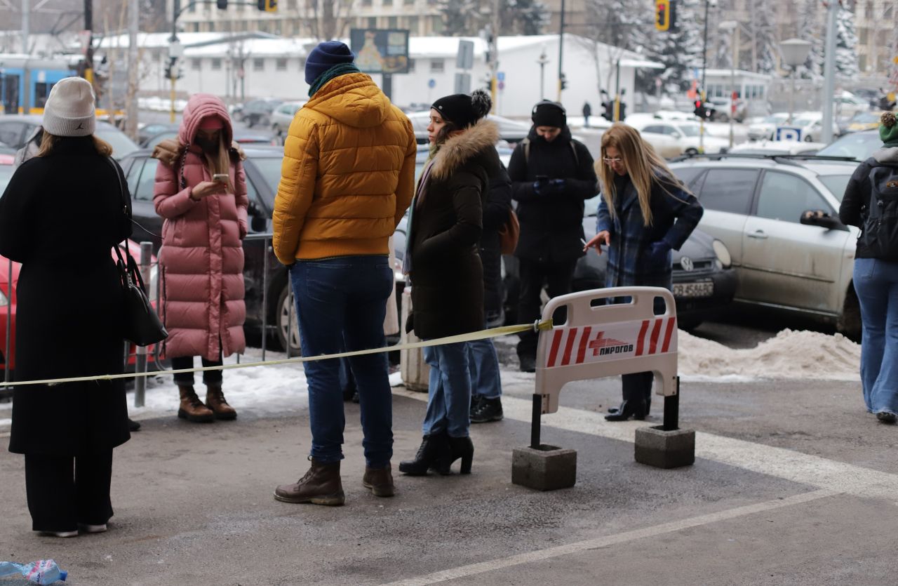 <p>Граждани се събраха на протест пред болница &bdquo;Пирогов&ldquo; с исканe за отстраняване на директора на болницата</p>