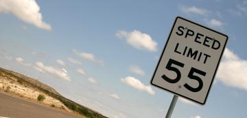 <p>Първият знак за ограничение на скоростта, ваваж за всички щати в САЩ, е въведен едва през 1974 г. от Никсън</p>