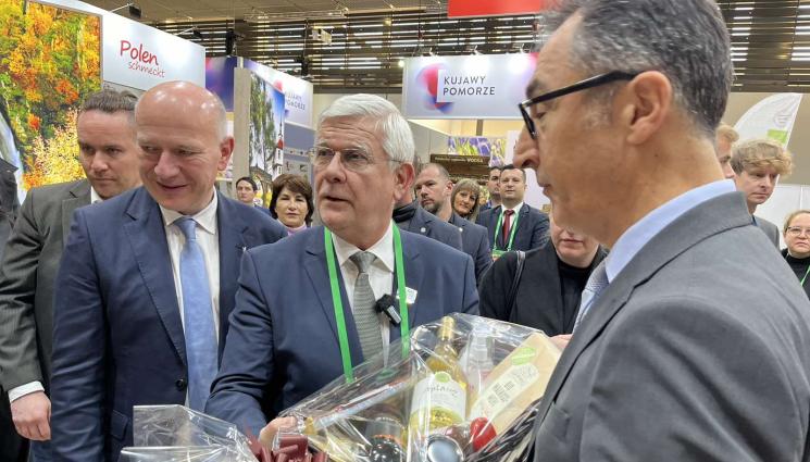 Кирил Вътев - Агро Телеграф: Поръчват тонове розова вода и вино