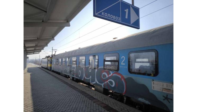 влак - Софтуерен проблем спря влаковете