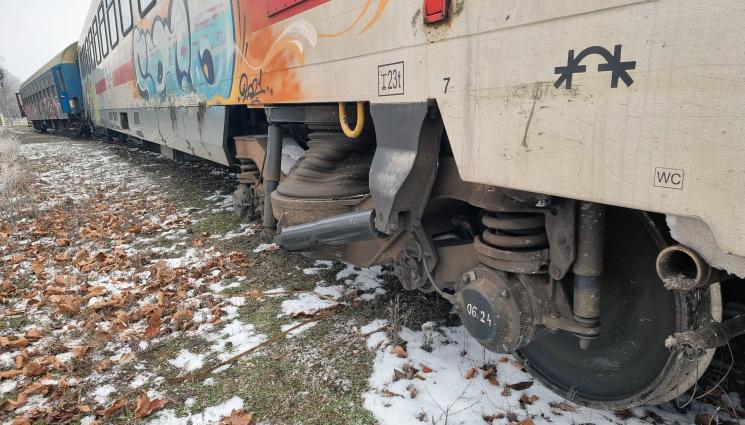 дерайлирал влак - УЖАС НА РЕЛСИТЕ: Влак излезе от релсите!