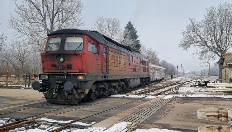 дерайлирал влак - ЗАРАДИ