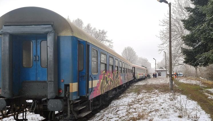 дерайлирал влак - ПАК ПРОБЛЕМИ В БДЖ: Закъсаха два влака, пътниците зъзнат в нищото с часове!