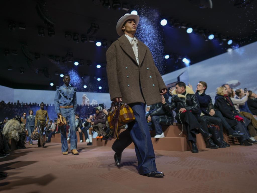 Седмицата на мъжката мода в Париж предостави витрина за недостатъчно