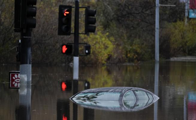 Проливни дъждове предизвикаха наводнения в Тексас, предупреждения за евакуация в Южна Калифорния