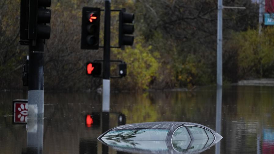 Проливни дъждове предизвикаха наводнения в Тексас, предупреждения за евакуация в Южна Калифорния