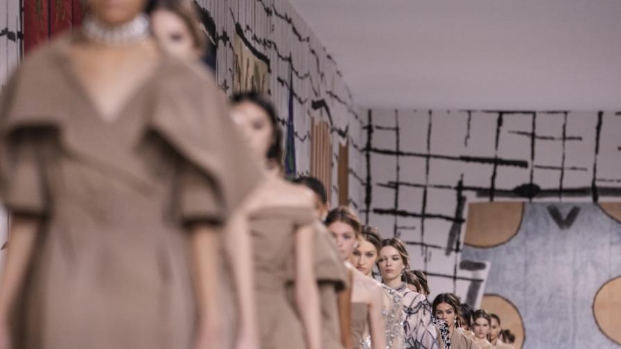 Вдъхновена от източните тъкани: "Диор" представи новата си колекция в Париж