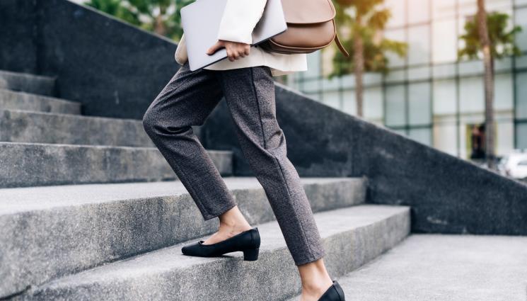 стълби - ОПАСНОСТИ ДЕБНАТ ОТВСЯКЪДЕ: Пропадна стълбище пред община (СНИМКА)