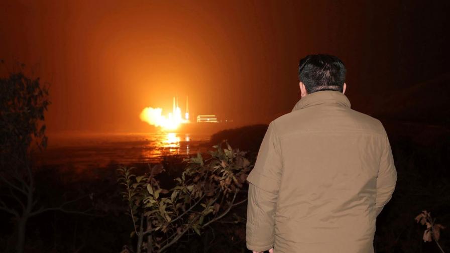 Ким Чен-ун наблюдава изпитания на крилати ракети, изстреляни от подводница
