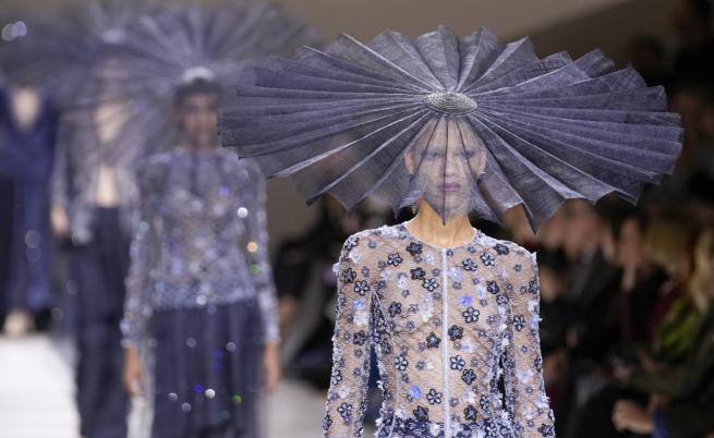 Армани представи блестящи рокли на подиума на Седмицата на модата в Париж