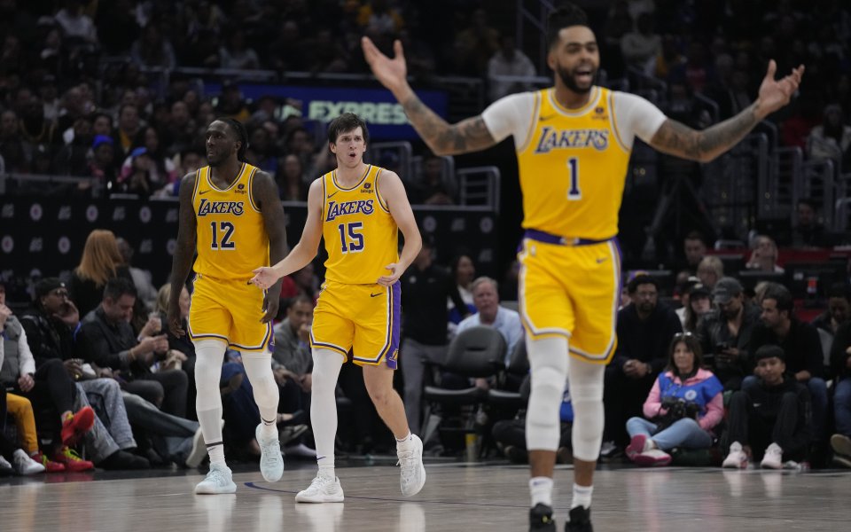 Отборът на Ел Ей Лейкърс победи градския съперник Ел Ей