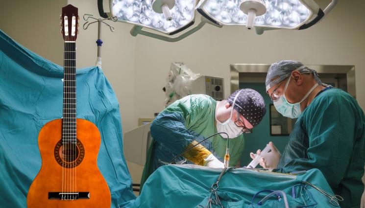 операция китарист - Мъж свири на китара по време на мозъчна операция! (СНИМКА)