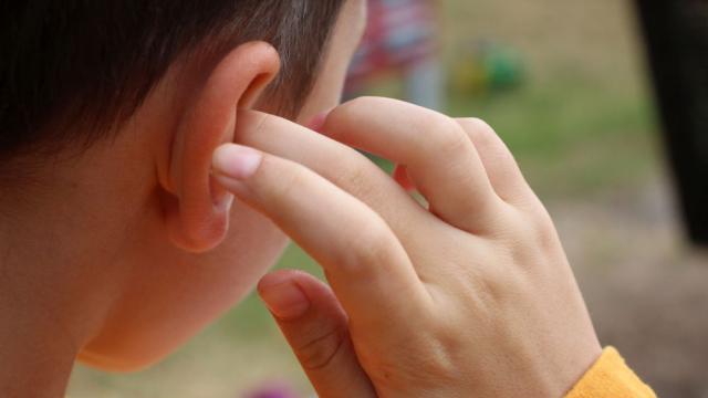 Глухо дете чува за първи път благодарение на ново лечение в САЩ