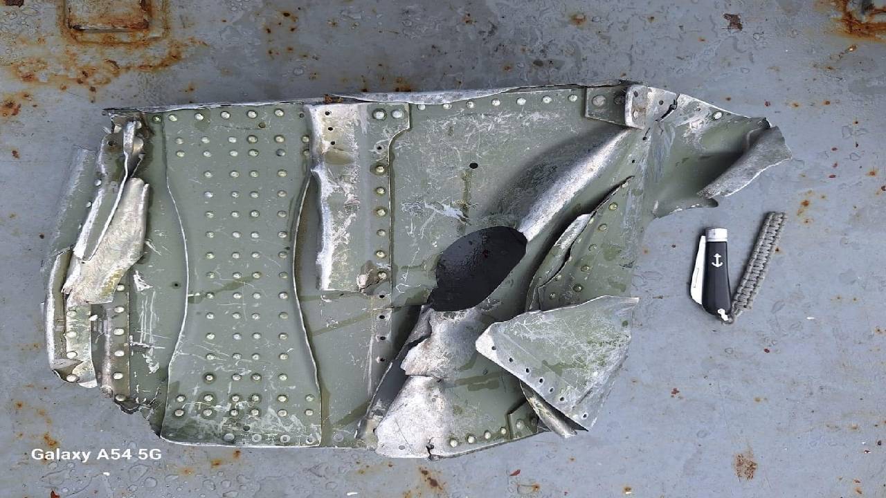 отломки от самолета на Антарктида