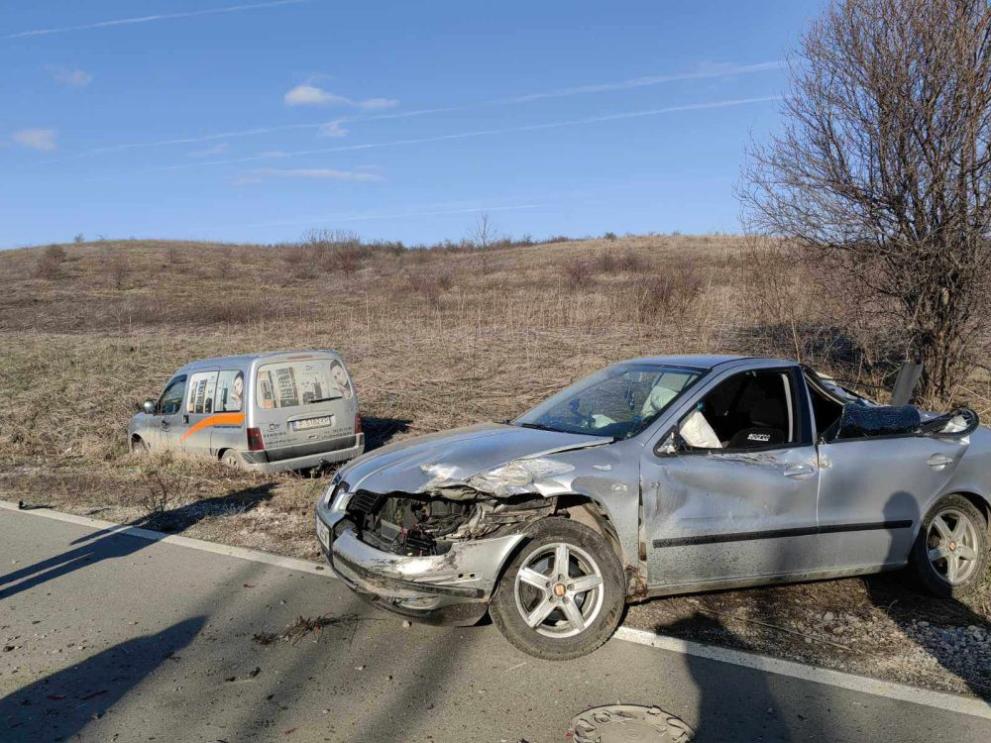Снимка: Катастрофа между камион и коли край Шумен, единият шофьор е избягал