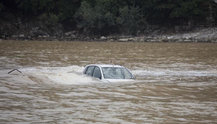 кола вода - 14 ЧАСА В КАПАН: Спасиха жена, кацнала върху плуваща кола