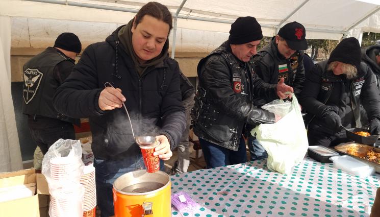 мотоклуб разград - Мотористи разливат супа в Разград, хранят хора в затруднено положение