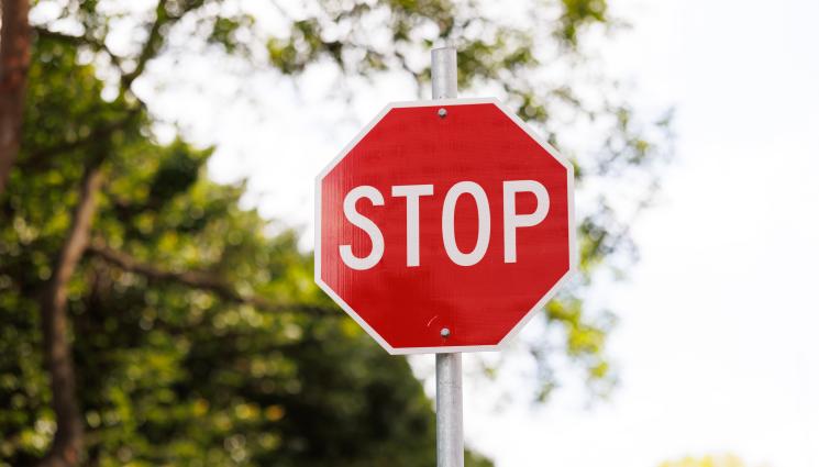 знак Стоп - Джип и кола се помляха заради знак 