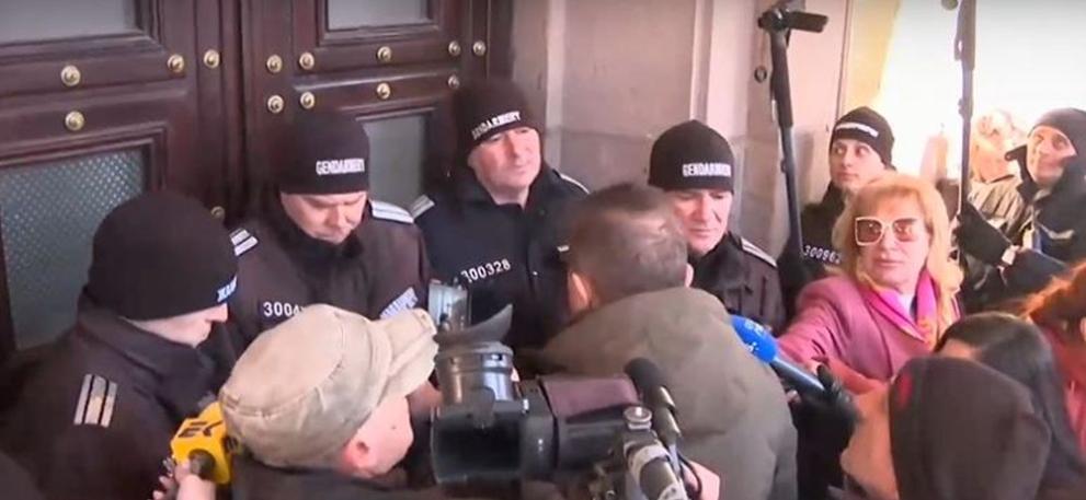 Протест се проведе пред сградата на Конституционния съд, докато двамата нови