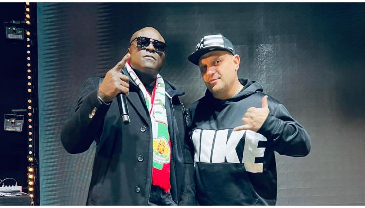 рапър Нана - Ганайският рапър Нана се уви с българското знаме