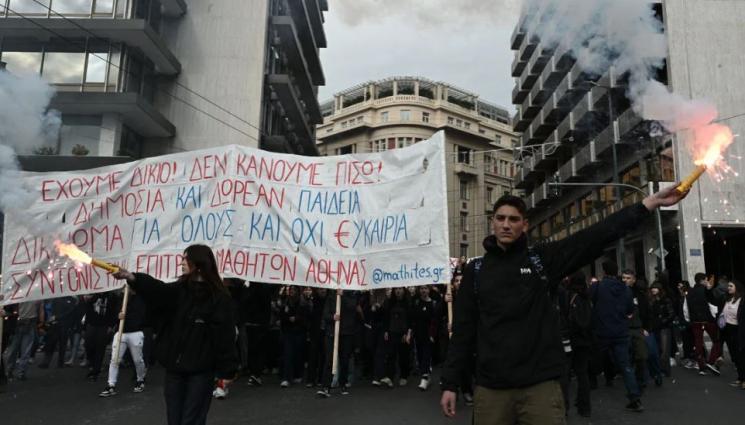 протест - БЛОКАДИ: Фермери и студенти блокираха Гърция