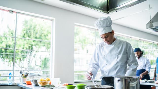 Каква е причината готвачите да носят черни ръкавици и бели шапки 