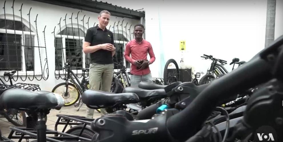 Патрик Амбасу е доставчик в столицата на Кения - Найроби. Отскоро