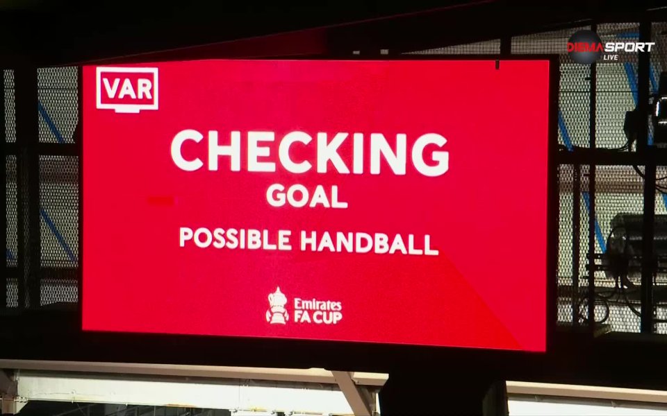 В 12-ата минута Астън Вила изпълни късо ъглов удар, при