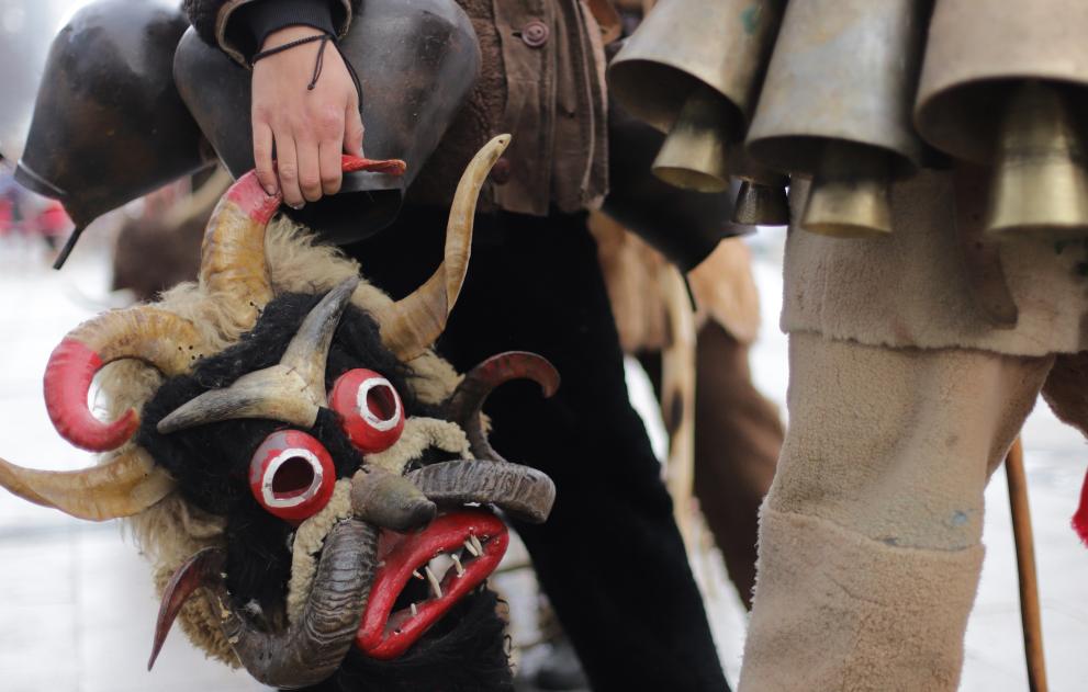 Магията на фестивала Сурва, костюмите и маскарадните игри завладяха Перник. Голям